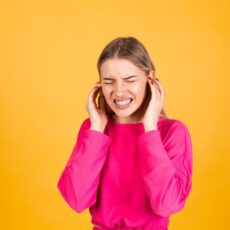 Sentir a orelha queimando: Qual o significado