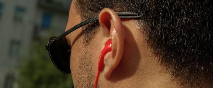 O que significa sentir a orelha queimando?